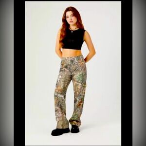 RealTree Camouflage Cargo Pants Sz Lg. NWOT